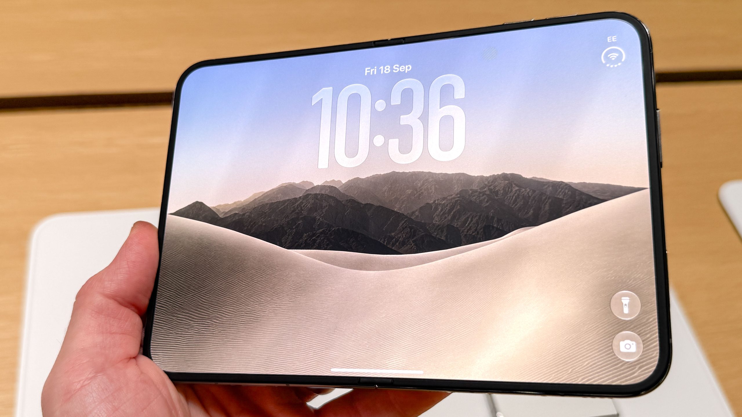 iPhone Duo — Góc nhìn trực diện chưa đủ để đánh giá mức nhìn thấy nếp gấp dưới mọi nguồn sáng.