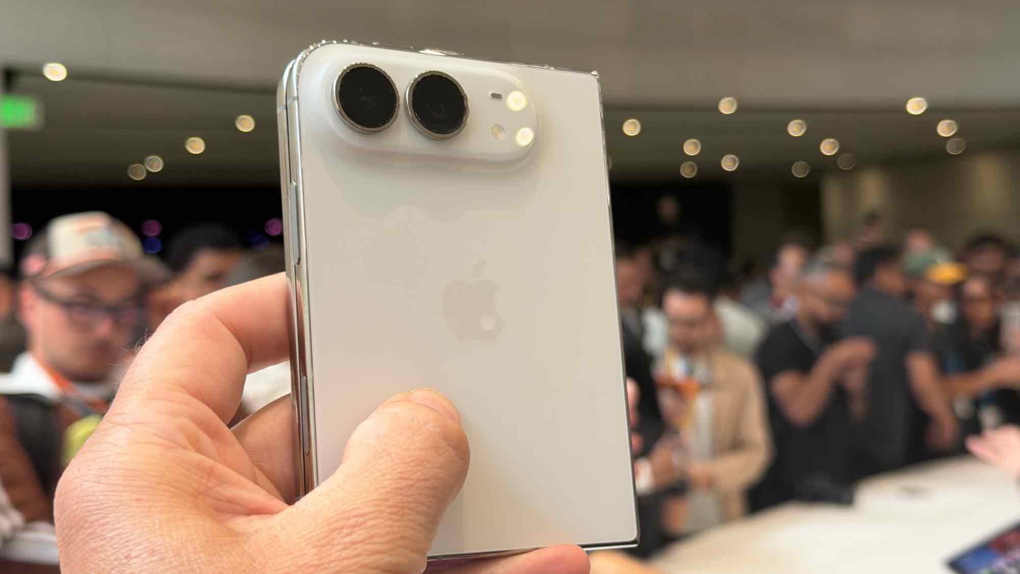 iPhone Duo — Hai camera sau phục vụ góc thường và góc rộng, nhưng không có ống kính tele riêng.