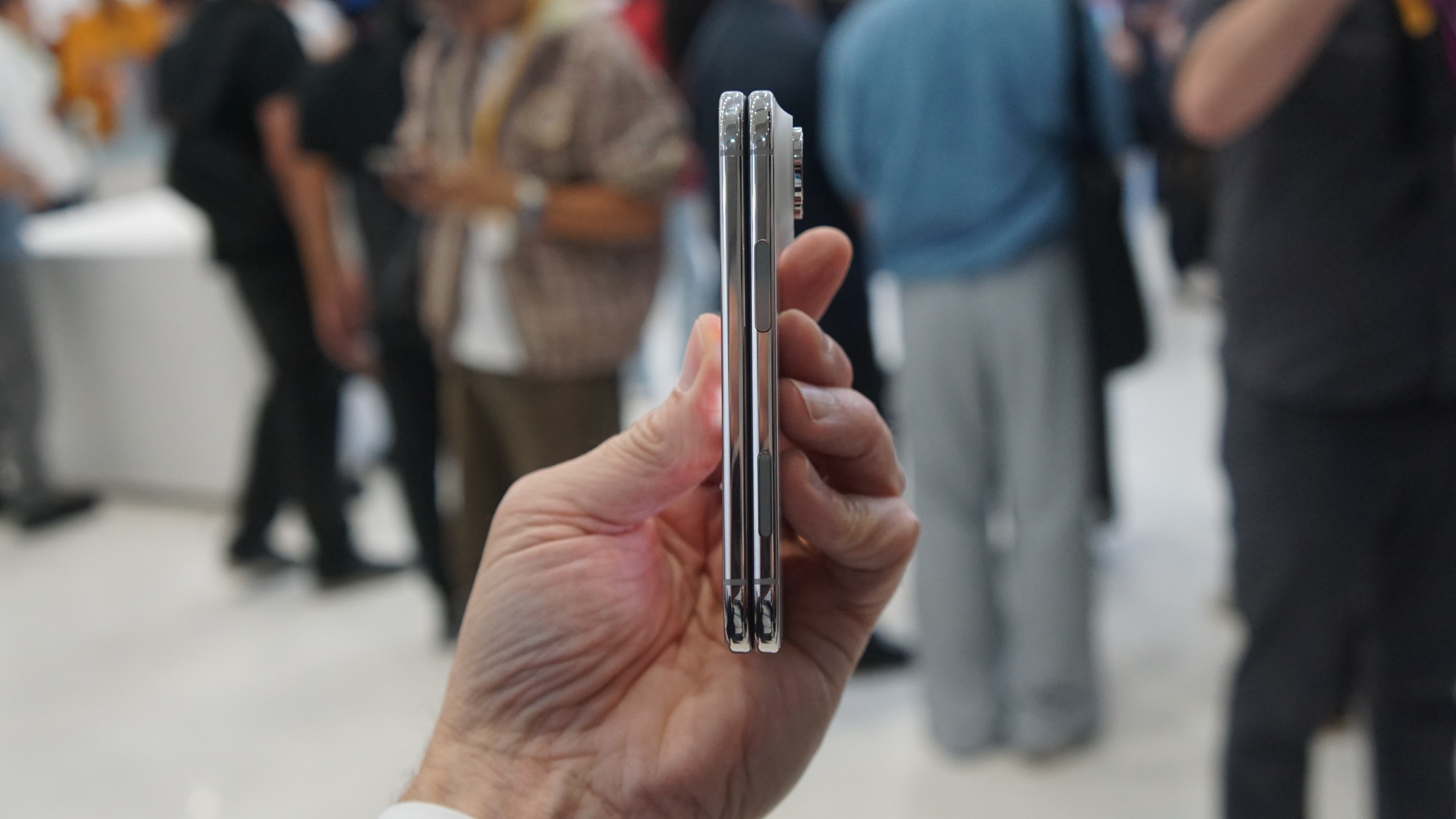 iPhone Duo — Hai nửa thân máy chồng lên nhau khi gập, nên độ mỏng lúc mở không phản ánh độ dày trong túi.