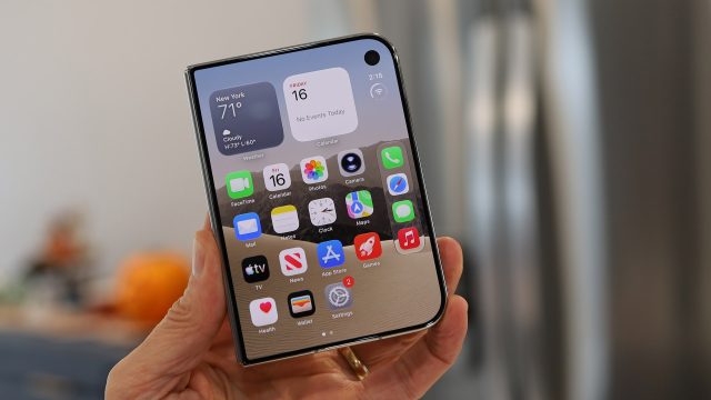 iPhone Duo hiển thị màn hình chính