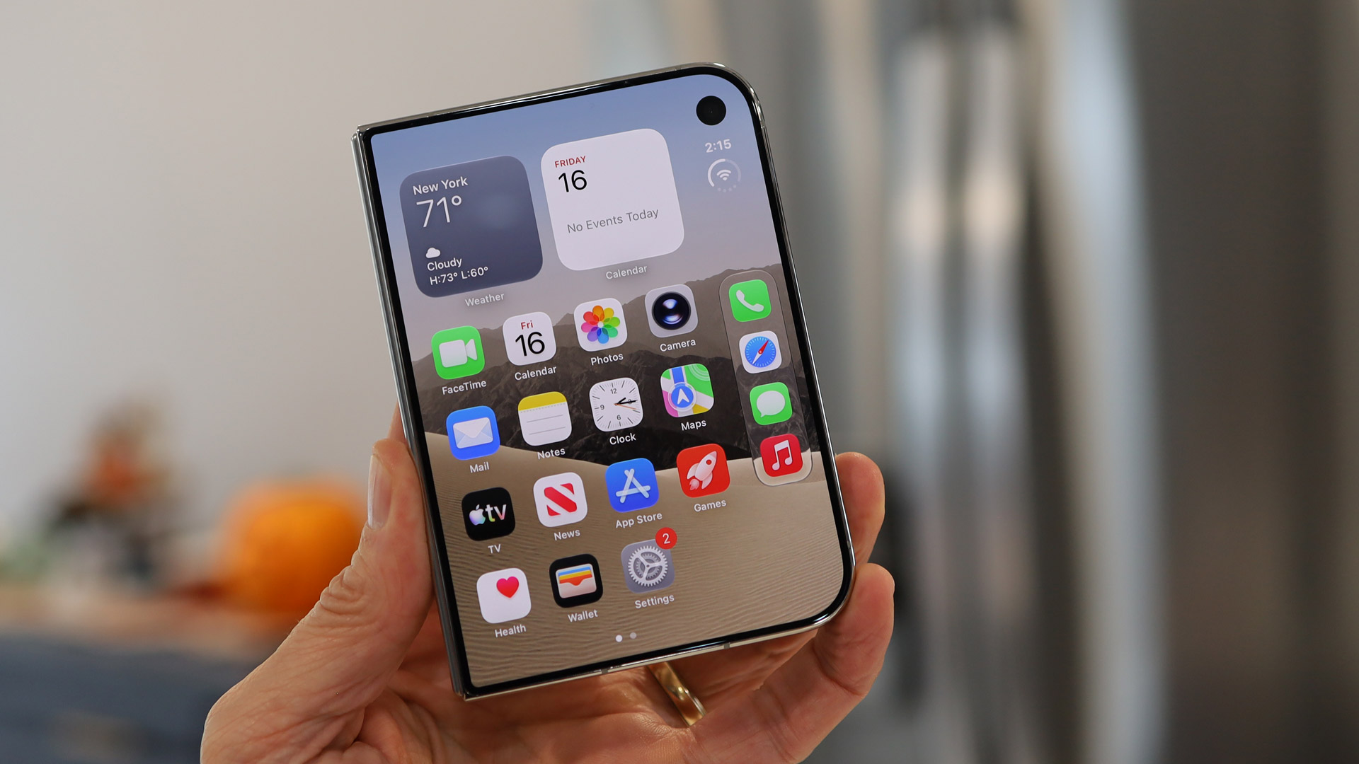 iPhone Duo hiển thị màn hình chính
