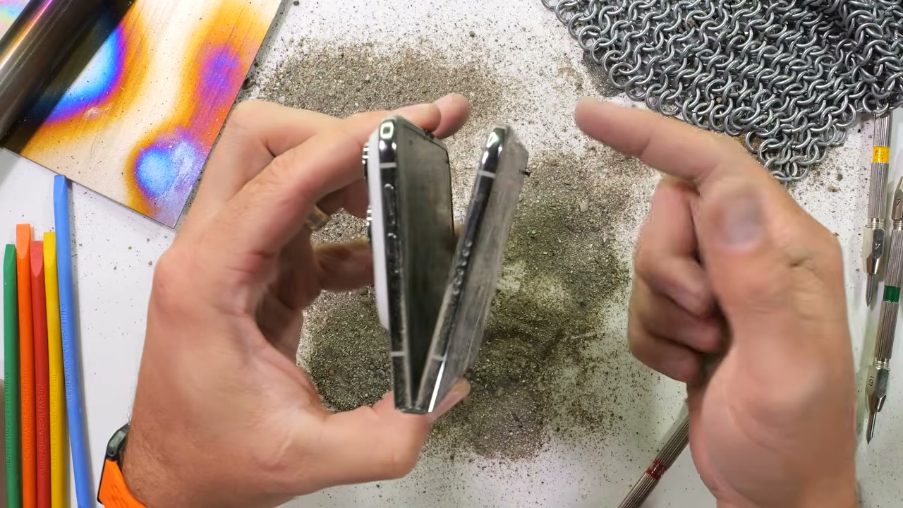 iPhone Duo không khép kín trên bàn đầy đất cát