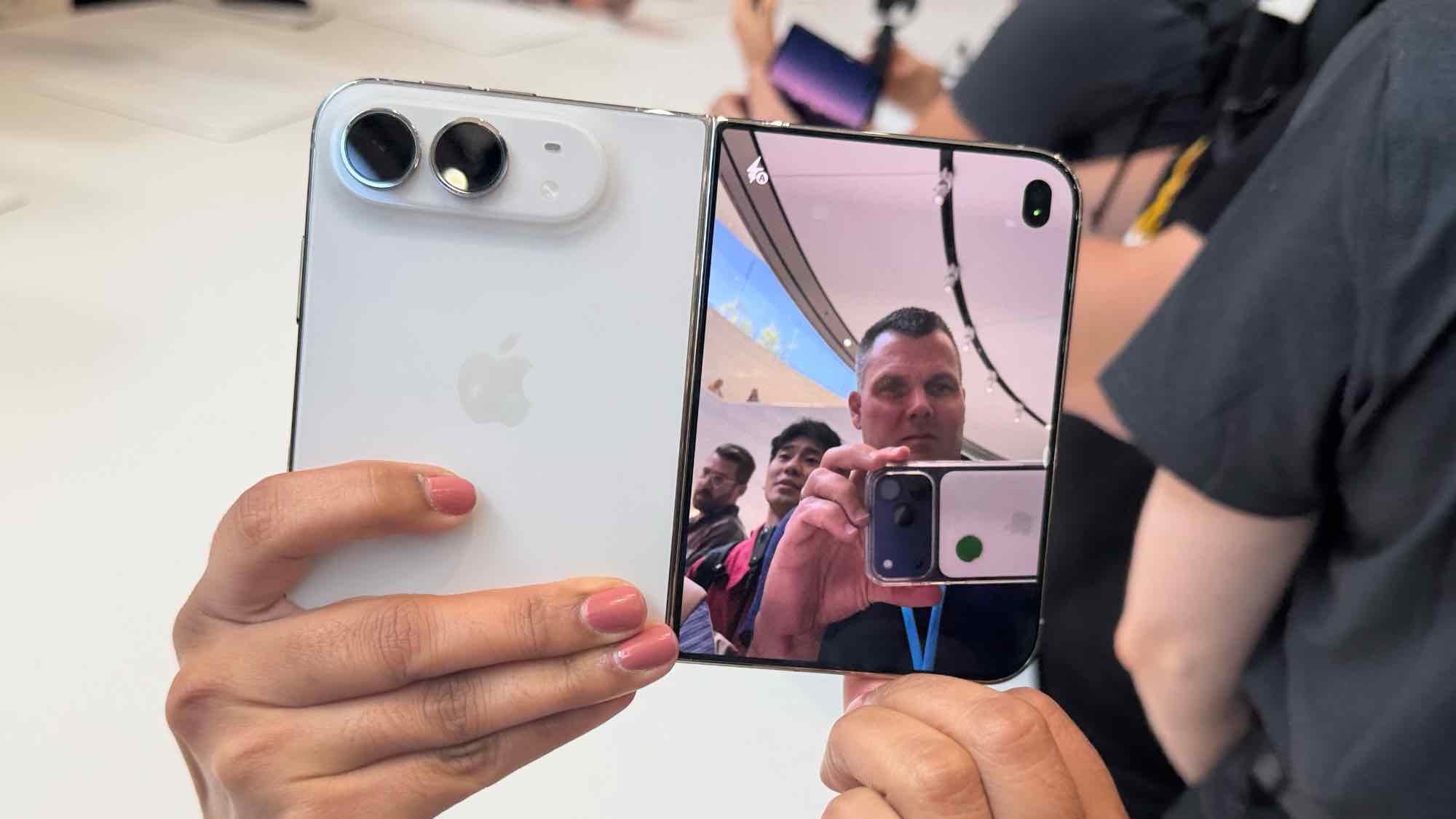 iPhone Duo — Màn hình ngoài cho phép xem bố cục khi dùng camera sau để selfie.