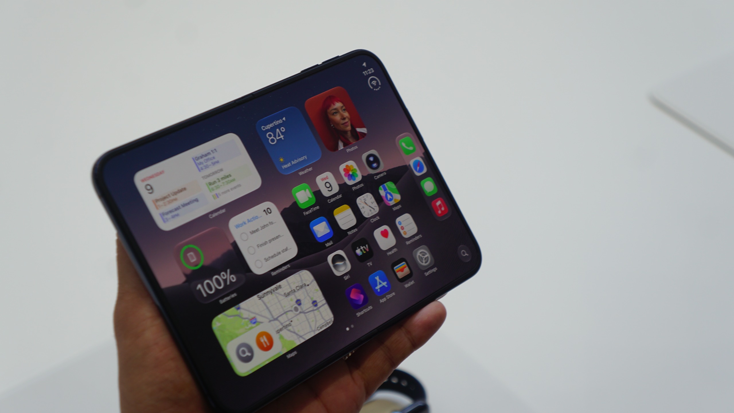 iPhone Duo — Dùng màn hình trong cho nhiều tác vụ cần xem mức pin tiêu thụ thực tế.