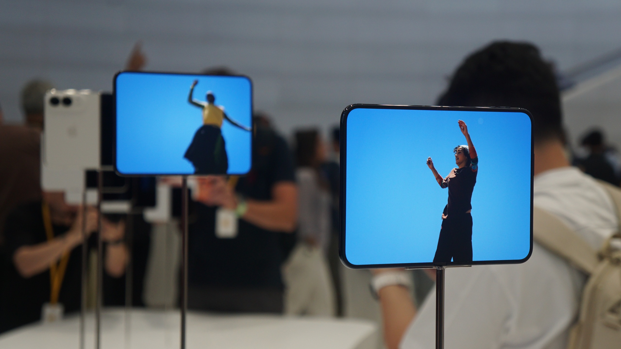 iPhone Duo — Các máy trưng bày cùng phát một video tại sự kiện; màn hình lớn chỉ có giá trị khi nội dung tận dụng được diện tích đó.