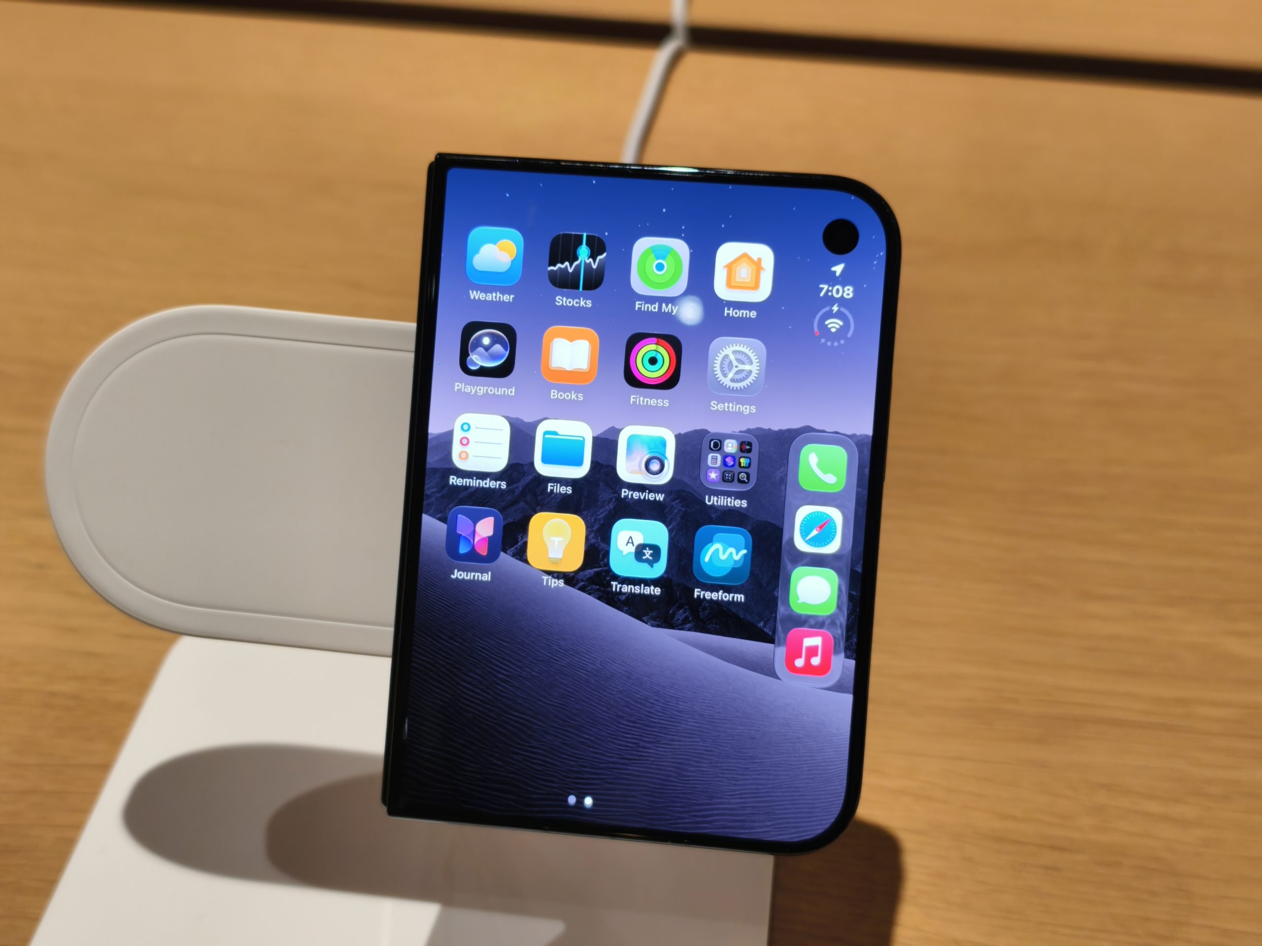 iPhone Duo mở dọc trên giá trưng bày