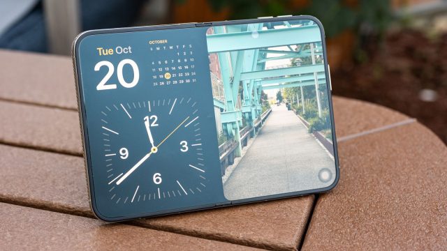 iPhone Duo mở màn hình lớn trên bàn