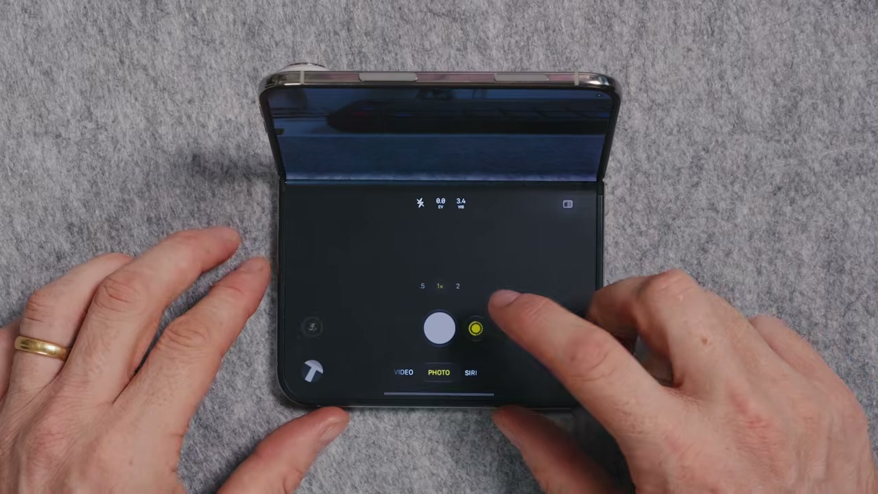 iPhone Duo mở ra với giao diện camera trên màn hình