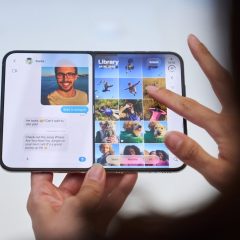iPhone Duo mở tại sự kiện ra mắt của Apple