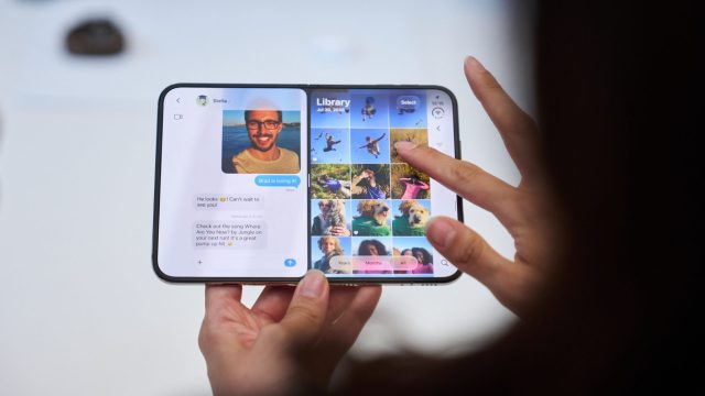 iPhone Duo mở tại sự kiện ra mắt của Apple