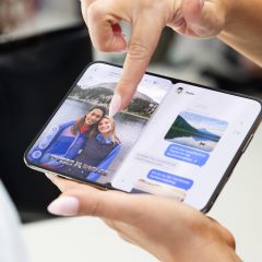 iPhone Duo mở trên tay với ảnh và tin nhắn ở hai phía