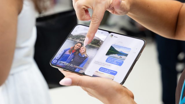 iPhone Duo mở trên tay với ảnh và tin nhắn ở hai phía