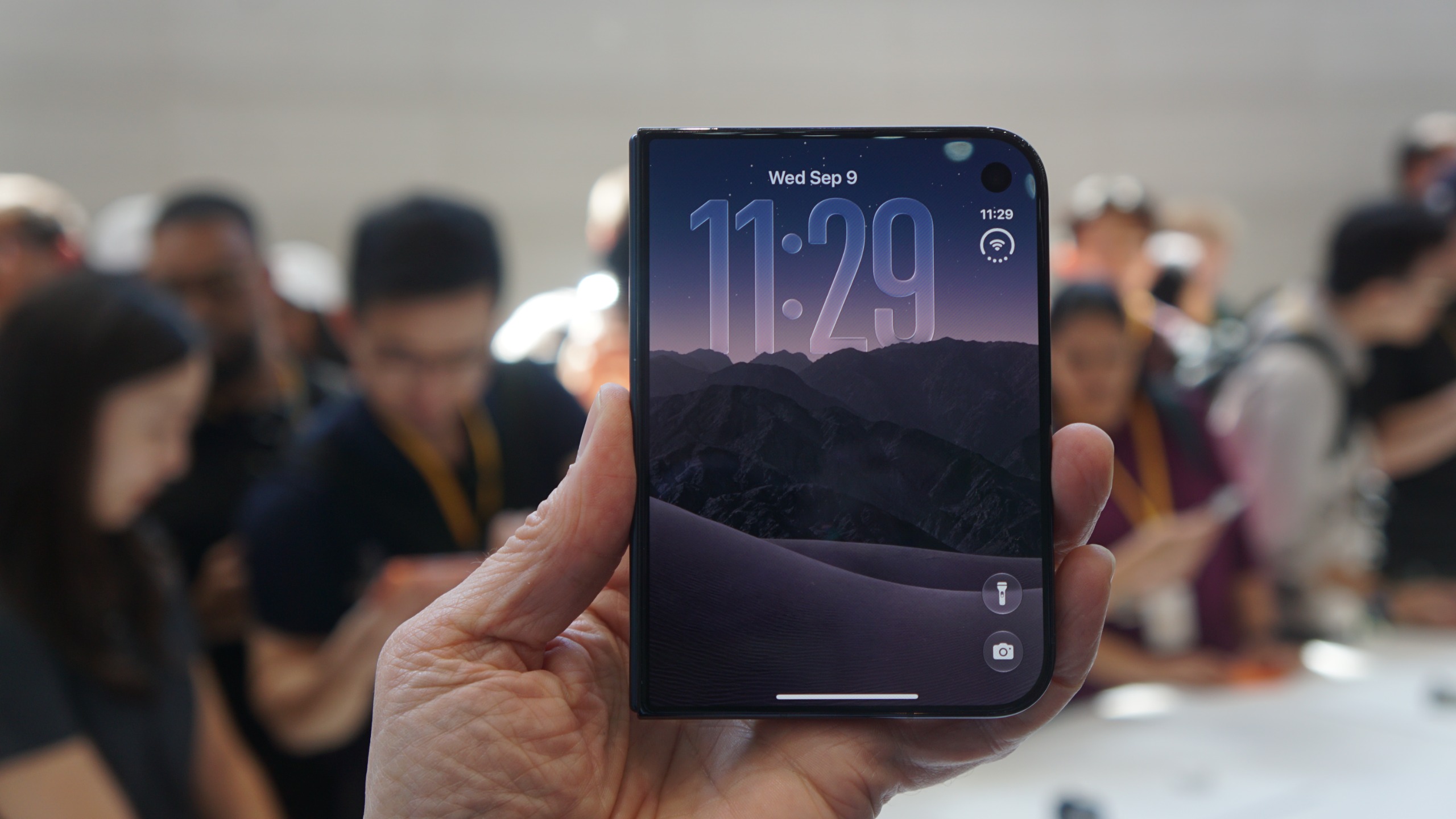iPhone Duo — Nếu phần lớn thời gian chỉ dùng màn hình ngoài, lợi ích của khoản tiền cho thiết kế gập sẽ giảm.