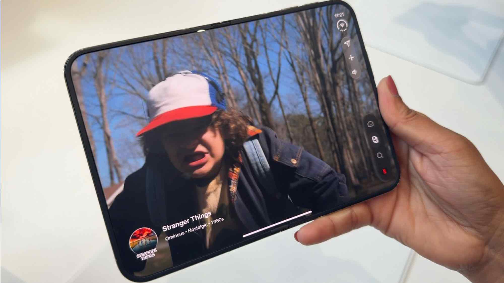 iPhone Duo — Video phủ rộng màn hình trong; vùng giữa màn hình cần được kiểm tra khi đứng dưới nguồn sáng mạnh.