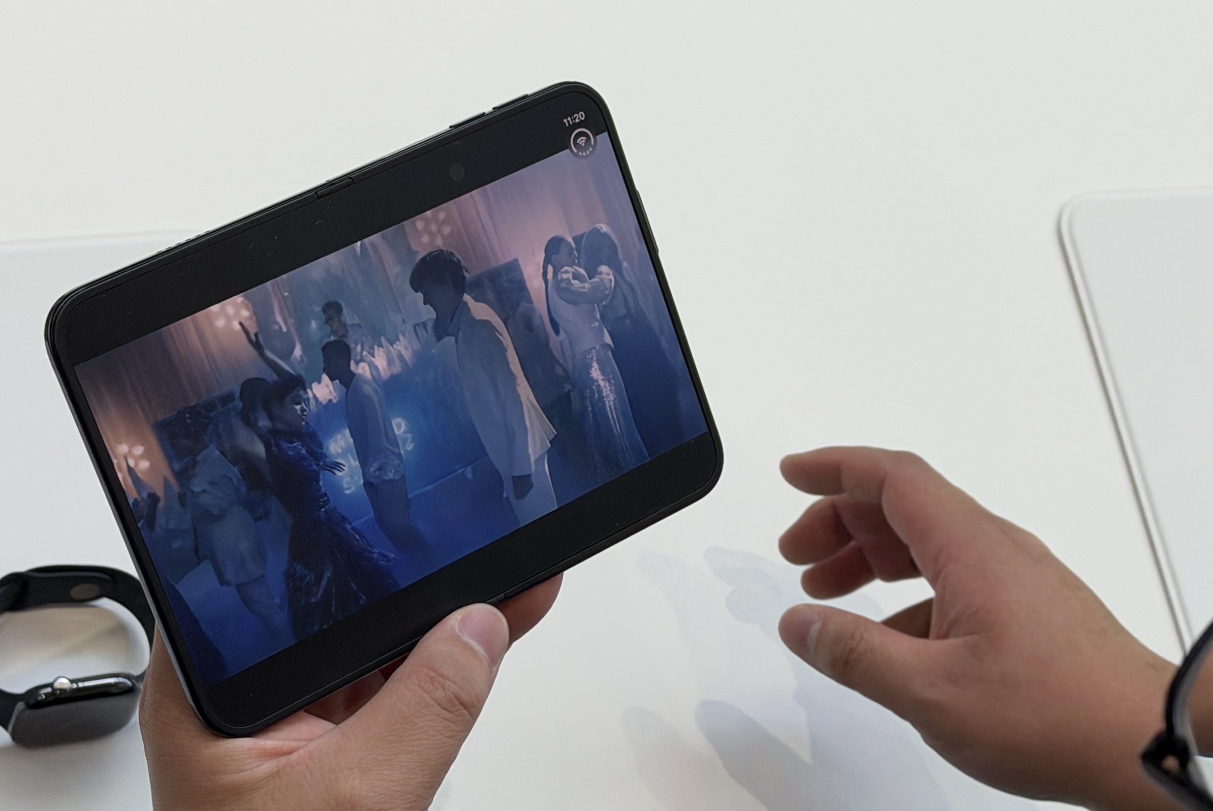iPhone Duo phát video trên màn hình trong