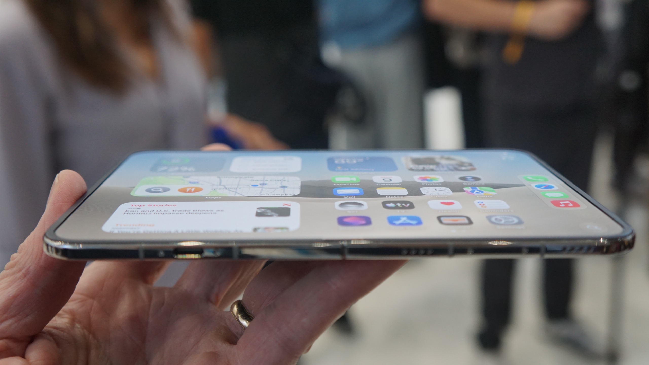 iPhone Duo — Quan sát bề mặt theo góc nghiêng giúp kiểm tra nếp gấp và phản xạ thực tế.