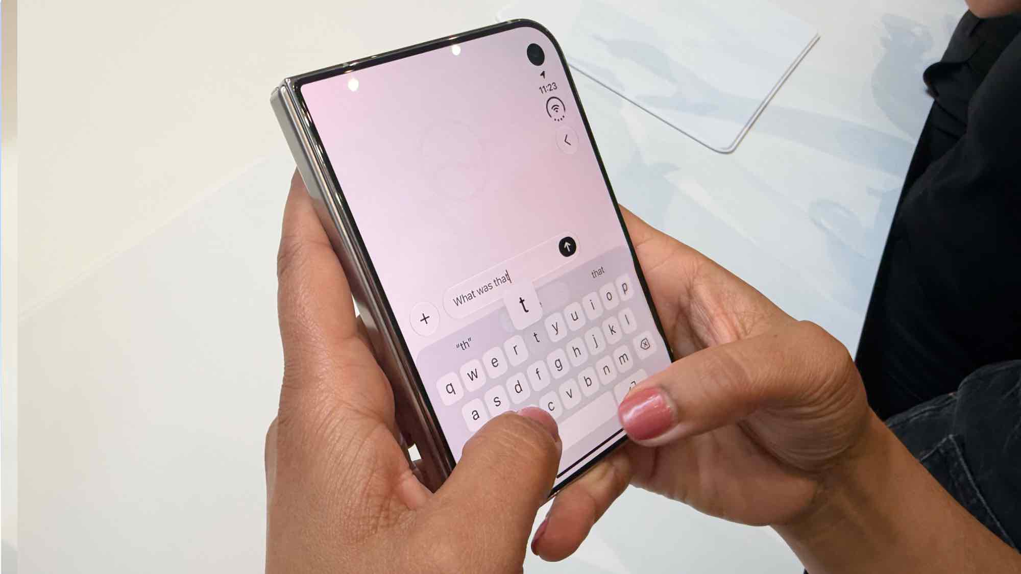 iPhone Duo — Thao tác nhập liệu trên màn hình ngoài cần được thử trước khi chuyển từ iPhone dạng thanh.