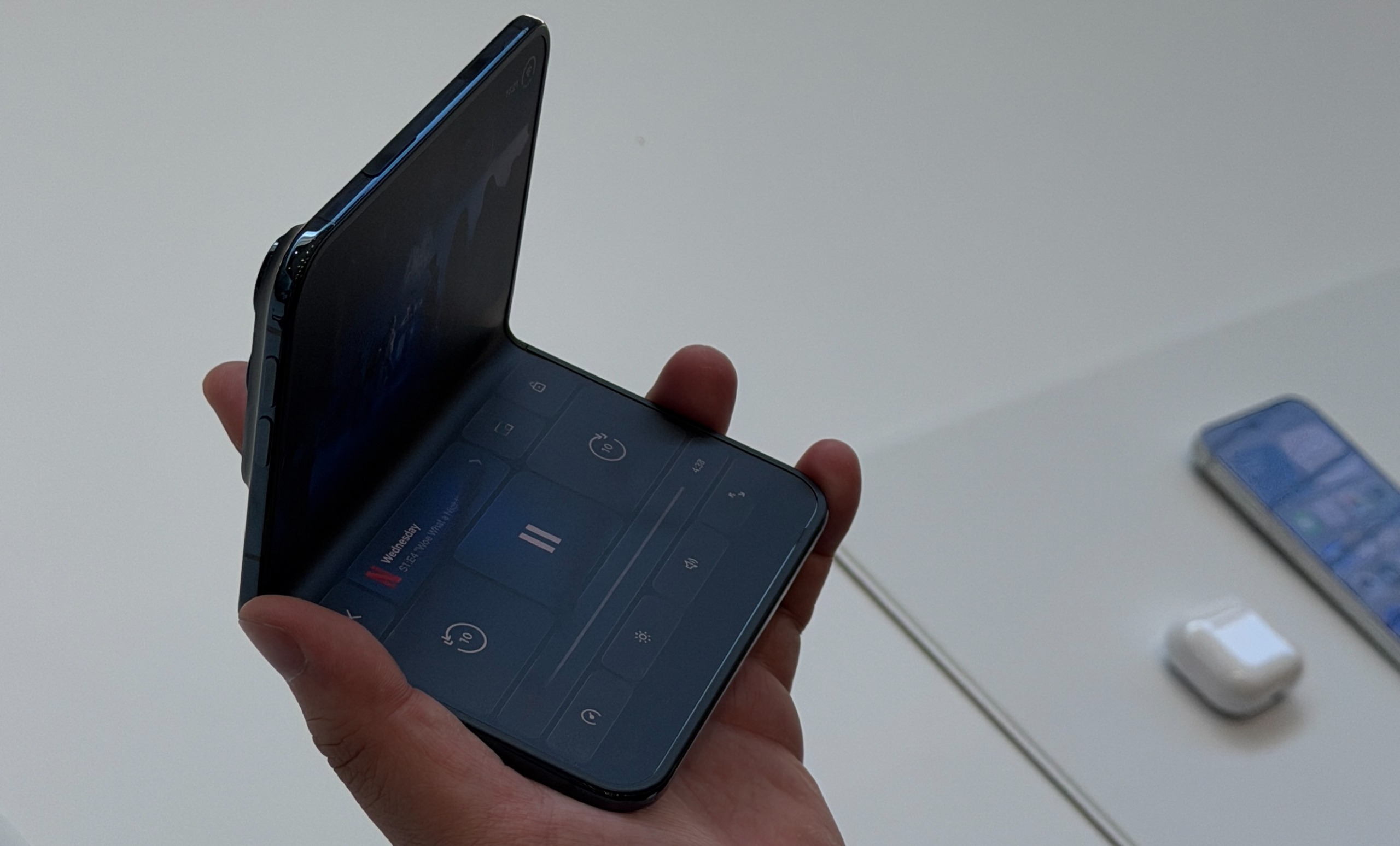iPhone Duo — Tư thế gập một phần có ích khi ứng dụng đặt nội dung và điều khiển đúng vùng màn hình.