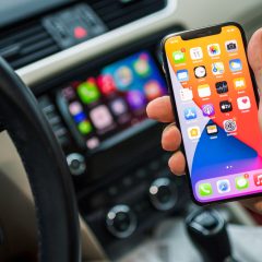iPhone và giao diện CarPlay trong xe