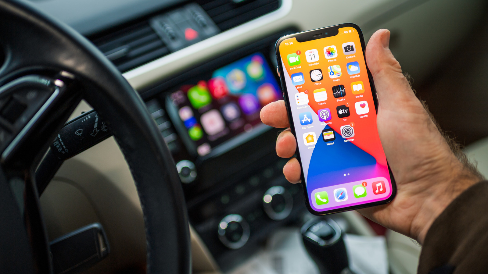iPhone và giao diện CarPlay trong xe