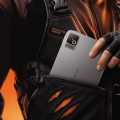 iQOO Pad Pro 8.8 được đặt trong túi áo của game thủ