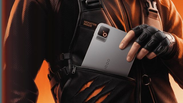 iQOO Pad Pro 8.8 được đặt trong túi áo của game thủ