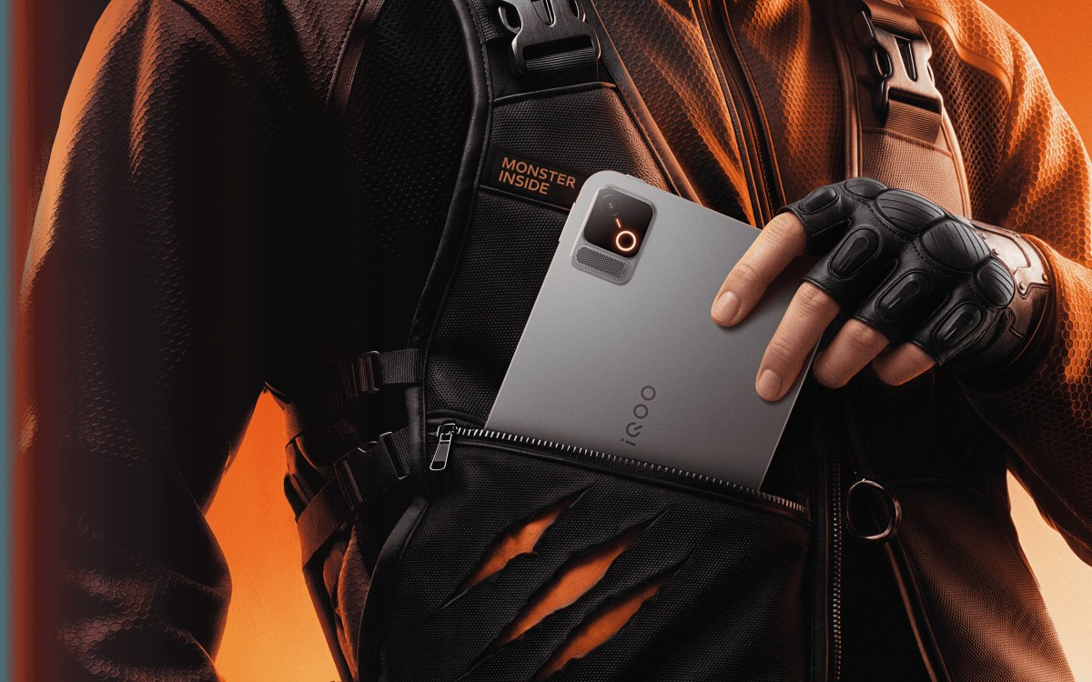iQOO Pad Pro 8.8 được đặt trong túi áo của game thủ