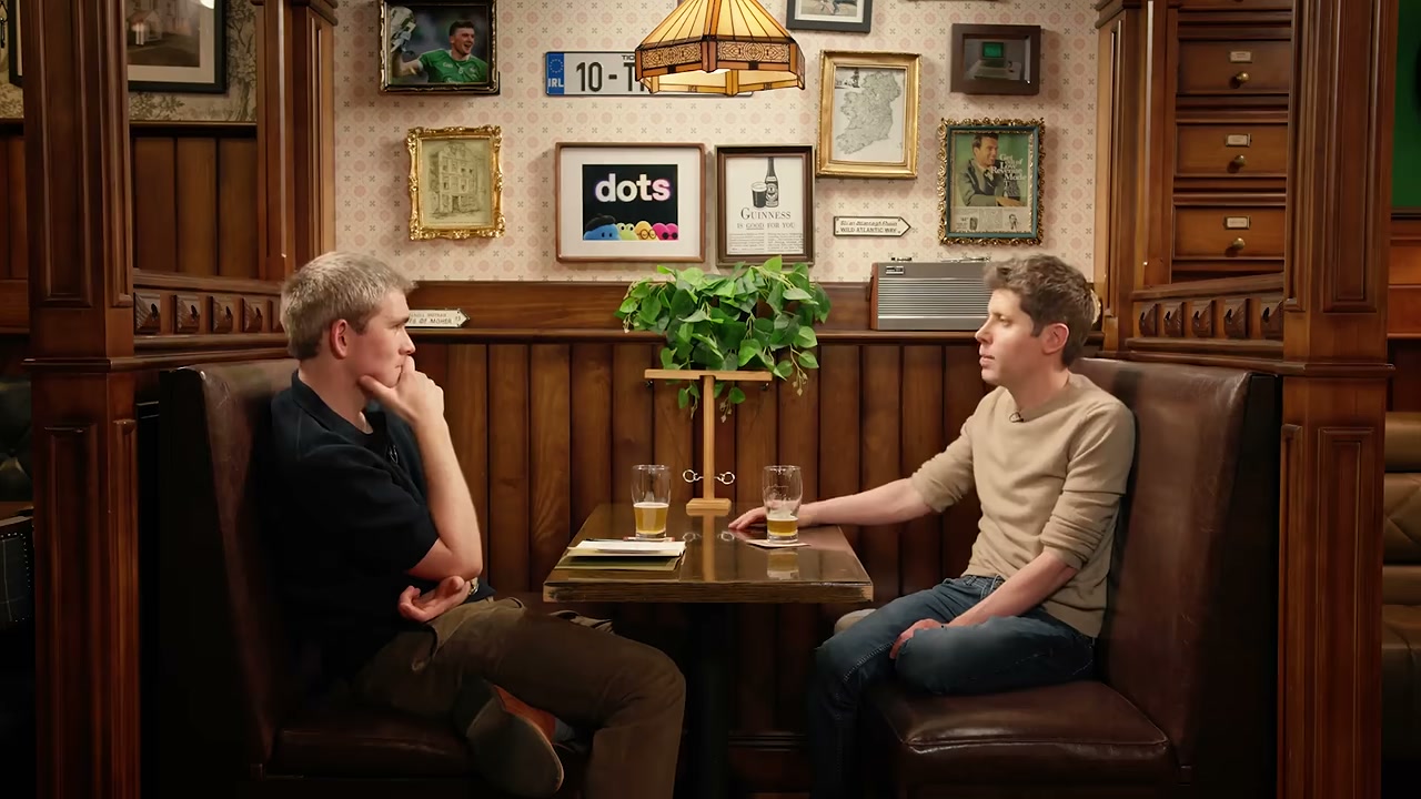 John Collison và Sam Altman trao đổi tại bàn trong podcast