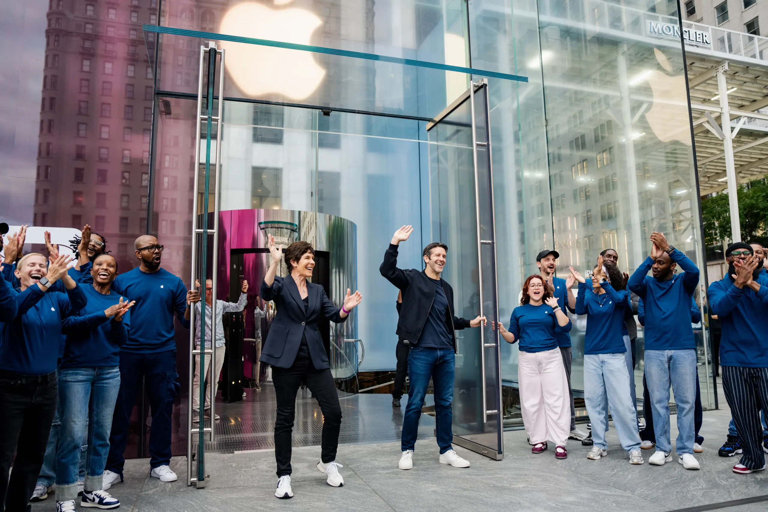 John Ternus và Deirdre O’Brien tại Apple Store Fifth Avenue