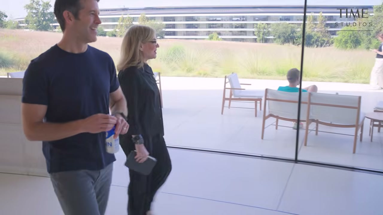 John Ternus đi trong Apple Park trong video TIME
