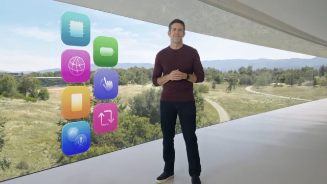 John Ternus tại sự kiện Apple