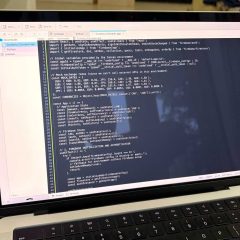 Kate chạy trên laptop với đoạn code React đang mở