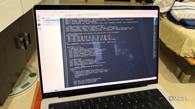 Kate chạy trên laptop với đoạn code React đang mở