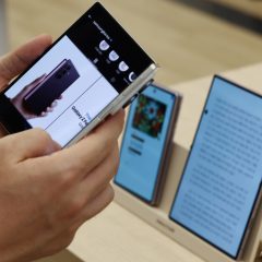 Khách tham quan xem điện thoại gập Samsung tại cửa hàng Galaxy Store ở Seoul