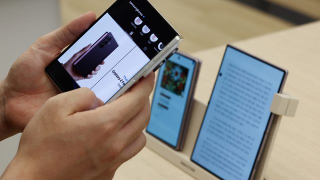 Khách tham quan xem điện thoại gập Samsung tại cửa hàng Galaxy Store ở Seoul