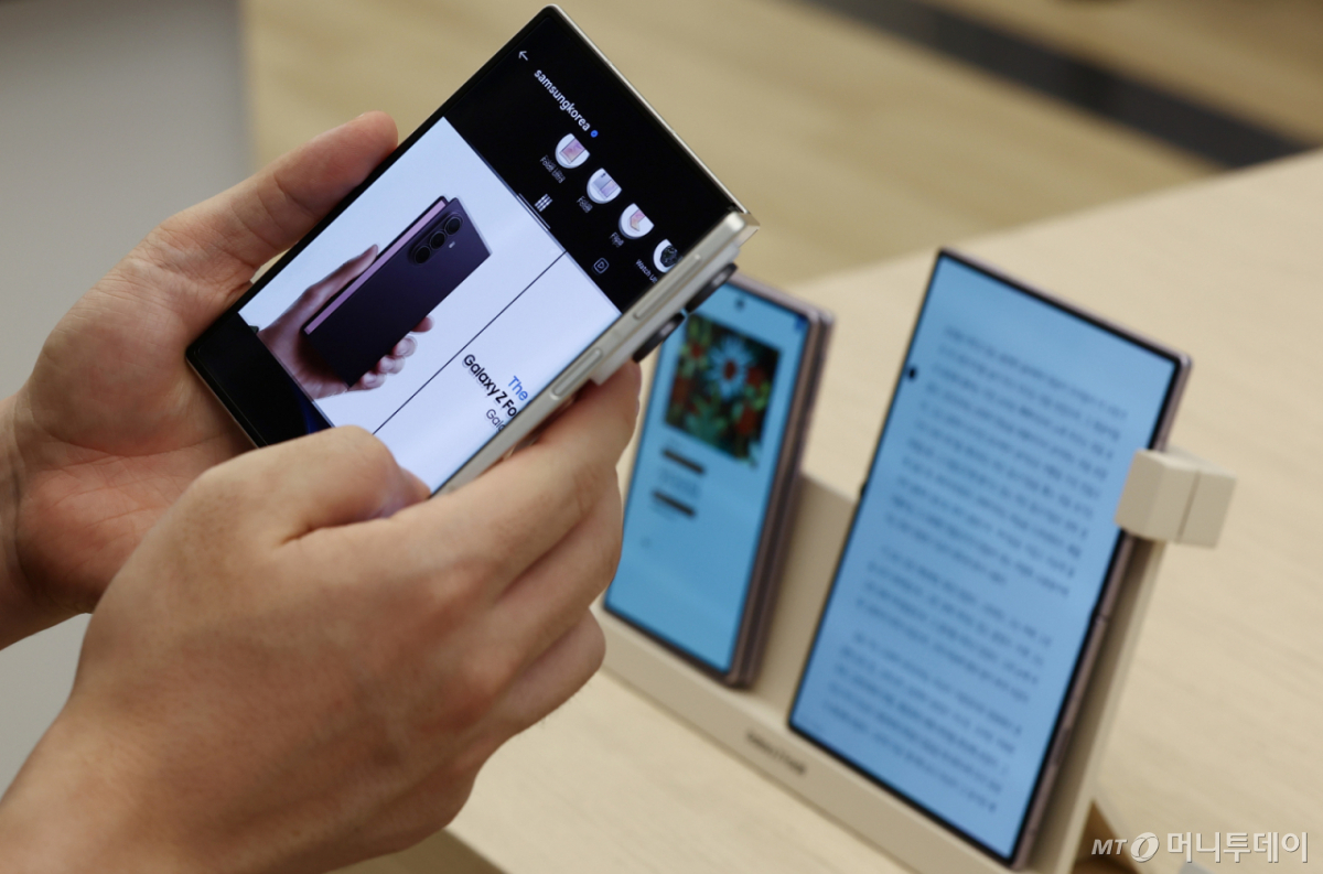 Khách tham quan xem điện thoại gập Samsung tại cửa hàng Galaxy Store ở Seoul