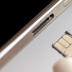 Khay SIM đang được đưa ra khỏi smartphone để thay thẻ