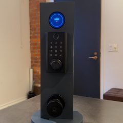 Khóa cửa thông minh Ring Smart Lock gắn trên trụ thử nghiệm.