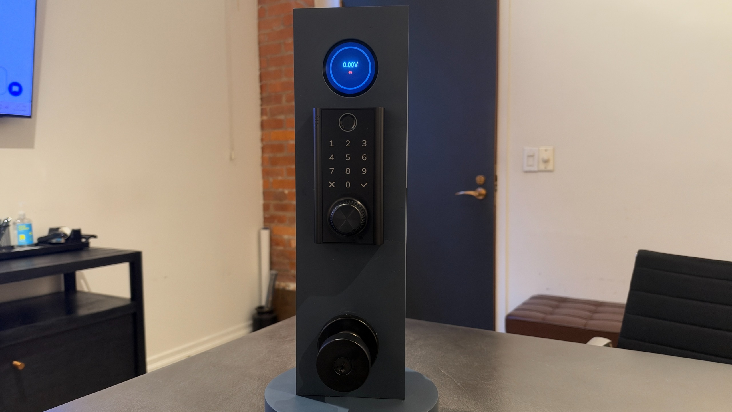 Khóa cửa thông minh Ring Smart Lock gắn trên trụ thử nghiệm.