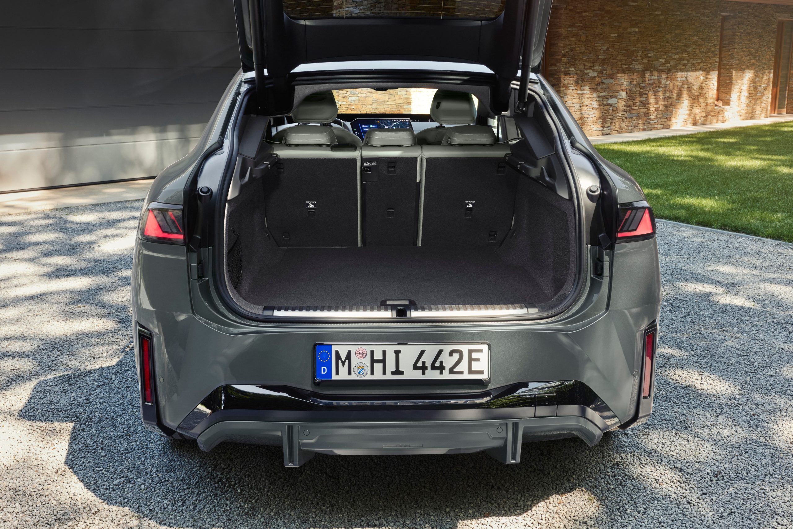 Khoang hành lý cốp sau BMW iX4