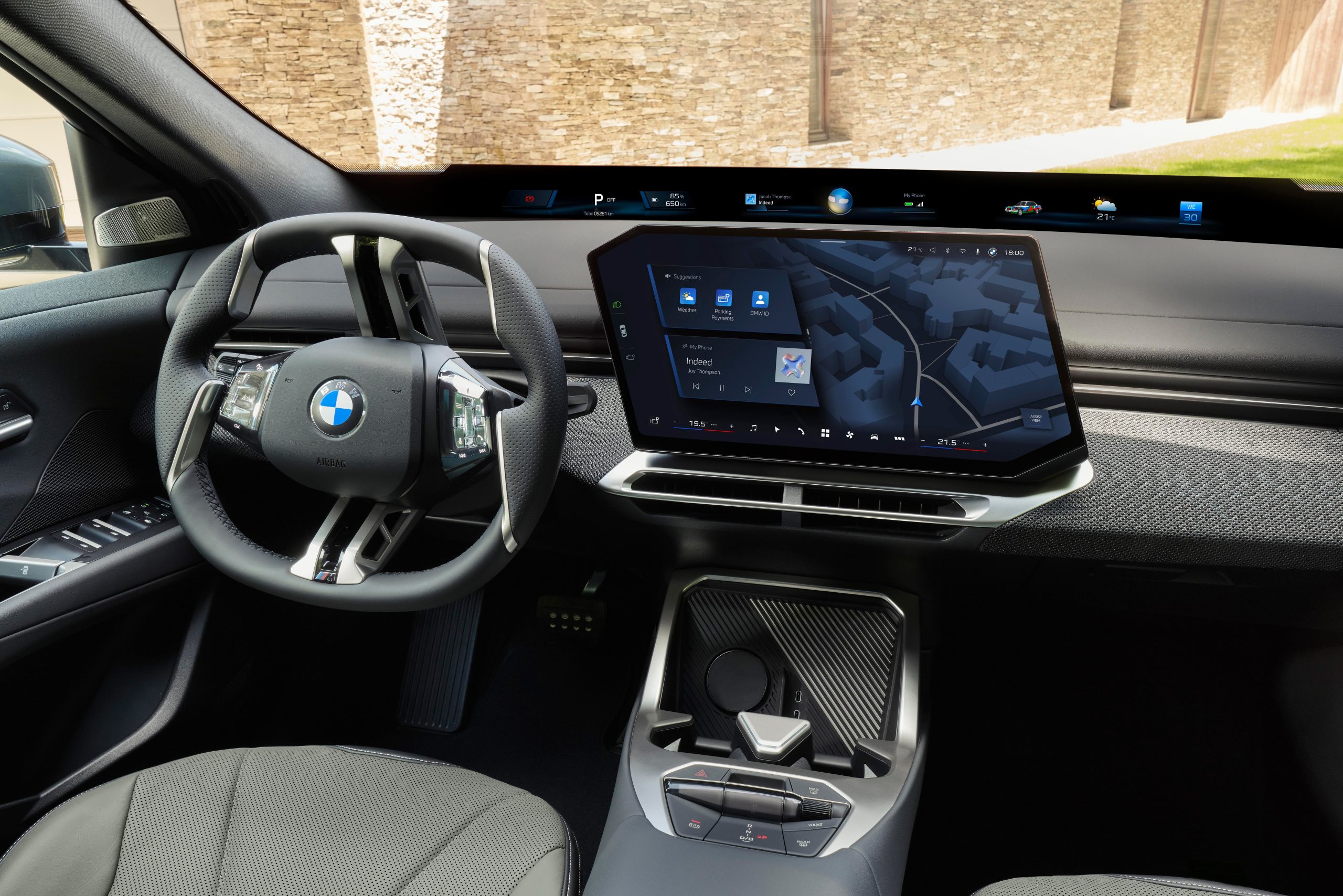 Khoang lái và màn hình của BMW iX4
