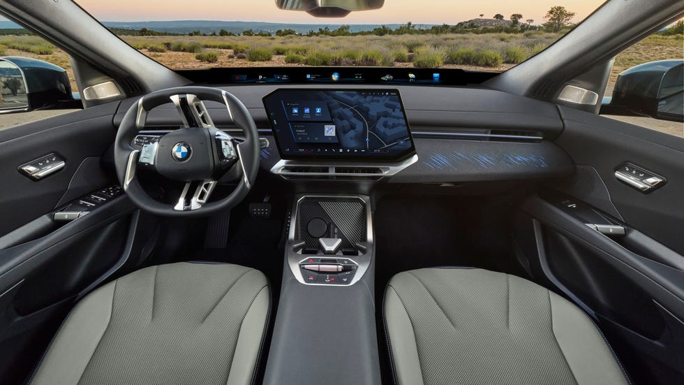 Khoang lái và vô lăng BMW iX4