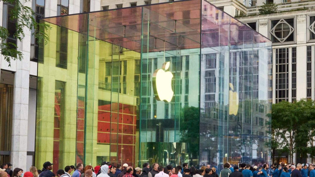 Khối kính Apple Fifth Avenue được trang trí trong dịp ra mắt iPhone