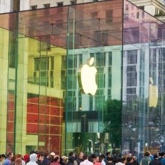 Khối kính Apple Fifth Avenue được trang trí trong dịp ra mắt iPhone