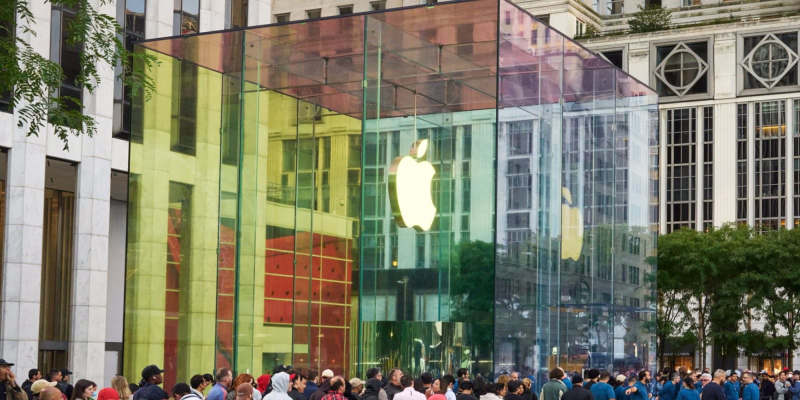 Khối kính Apple Fifth Avenue được trang trí trong dịp ra mắt iPhone