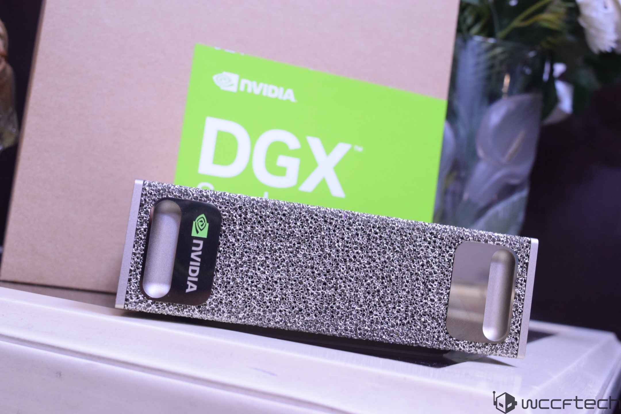 Khối linh kiện kim loại của trạm làm việc NVIDIA DGX Spark