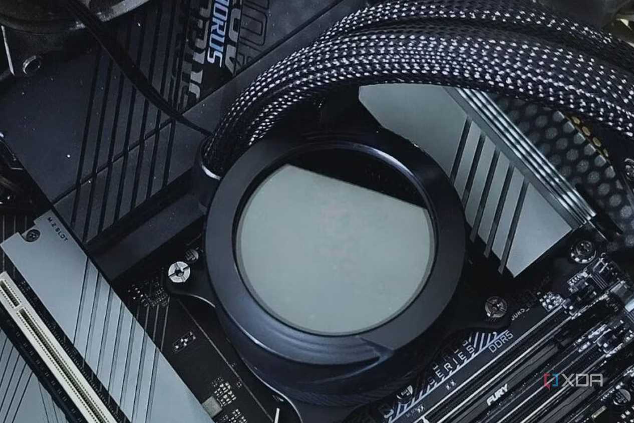 Khối waterblock tản nhiệt nước AIO gắn trên bo mạch chủ