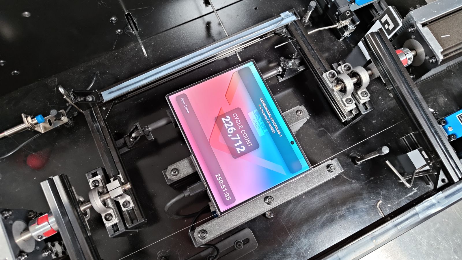 Khung máy thử gập Fold-a-Phone của CNET với một chiếc Galaxy Z Fold bên trong