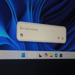 Khung tìm kiếm nổi Ask Copilot trên thanh Taskbar Windows 11
