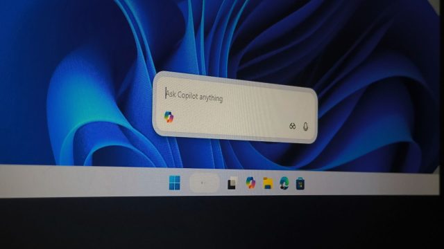 Khung tìm kiếm nổi Ask Copilot trên thanh Taskbar Windows 11